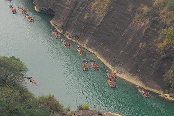 电脑放了很久后开机显示无信号？