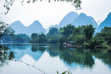 电脑放了很久后开机显示无信号？